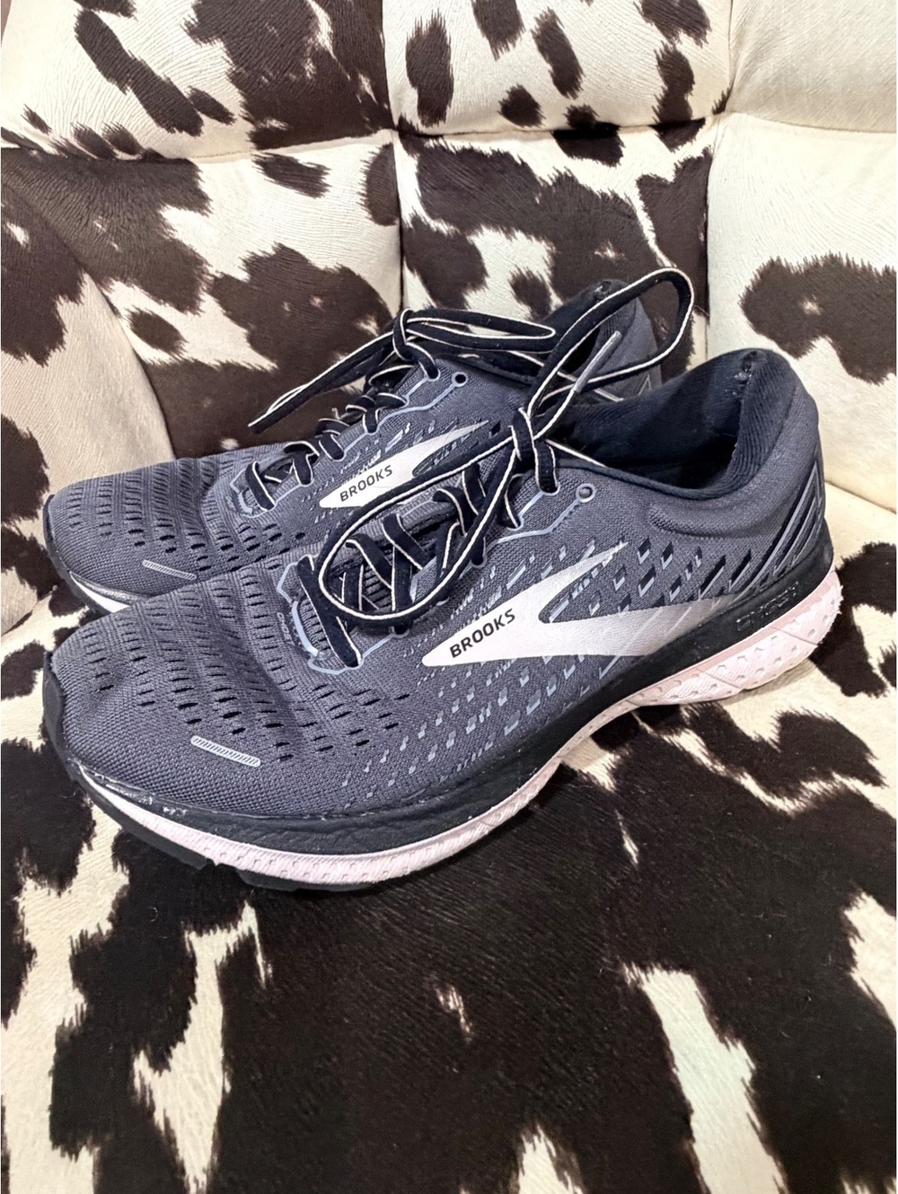 Brooks Running Shoes Size 8 Medium Width Black and White